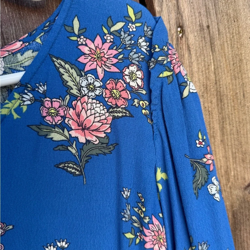 Loft Blue Floral V-Neck Long Sleeve Blouse Size Medium